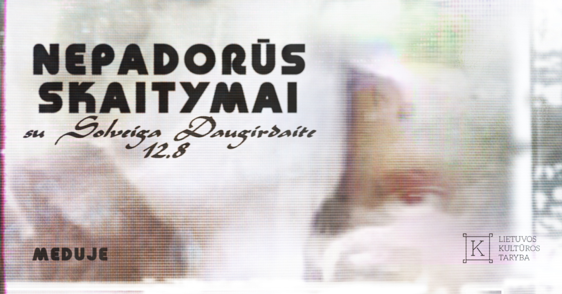 Dominuoja balta ir rusvos spalvos, retro estetika, galima įžiūrėti žmogaus veido užuominą, fragmentą, renginio pavadinimas užrašytas ryškiai juoda spalva